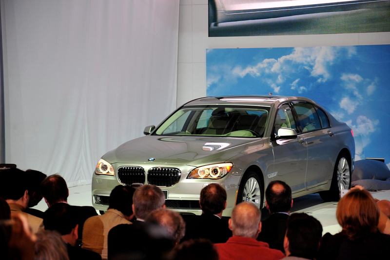 Illustration for article titled 2009 BMW 7-Series, ActiveHybrid Hit LA Show Floor